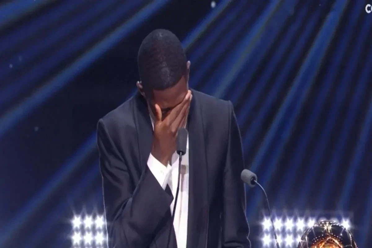 Συγκλονιστικός Ντεμπελέ: «Λύγισε» κατά την διάρκεια της απονομής της «Χρυσής Μπάλας» (video)