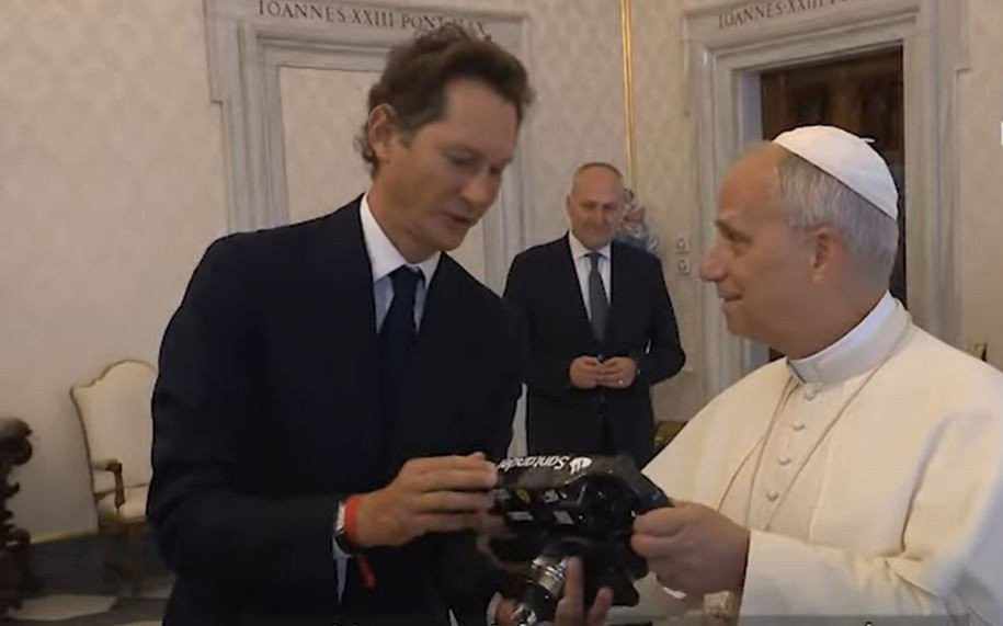 Ο πρόεδρος της Ferrari χάρισε στον Πάπα της Ρώμης τιμόνι από μονοθέσιο της ιταλικής ομάδας (video)