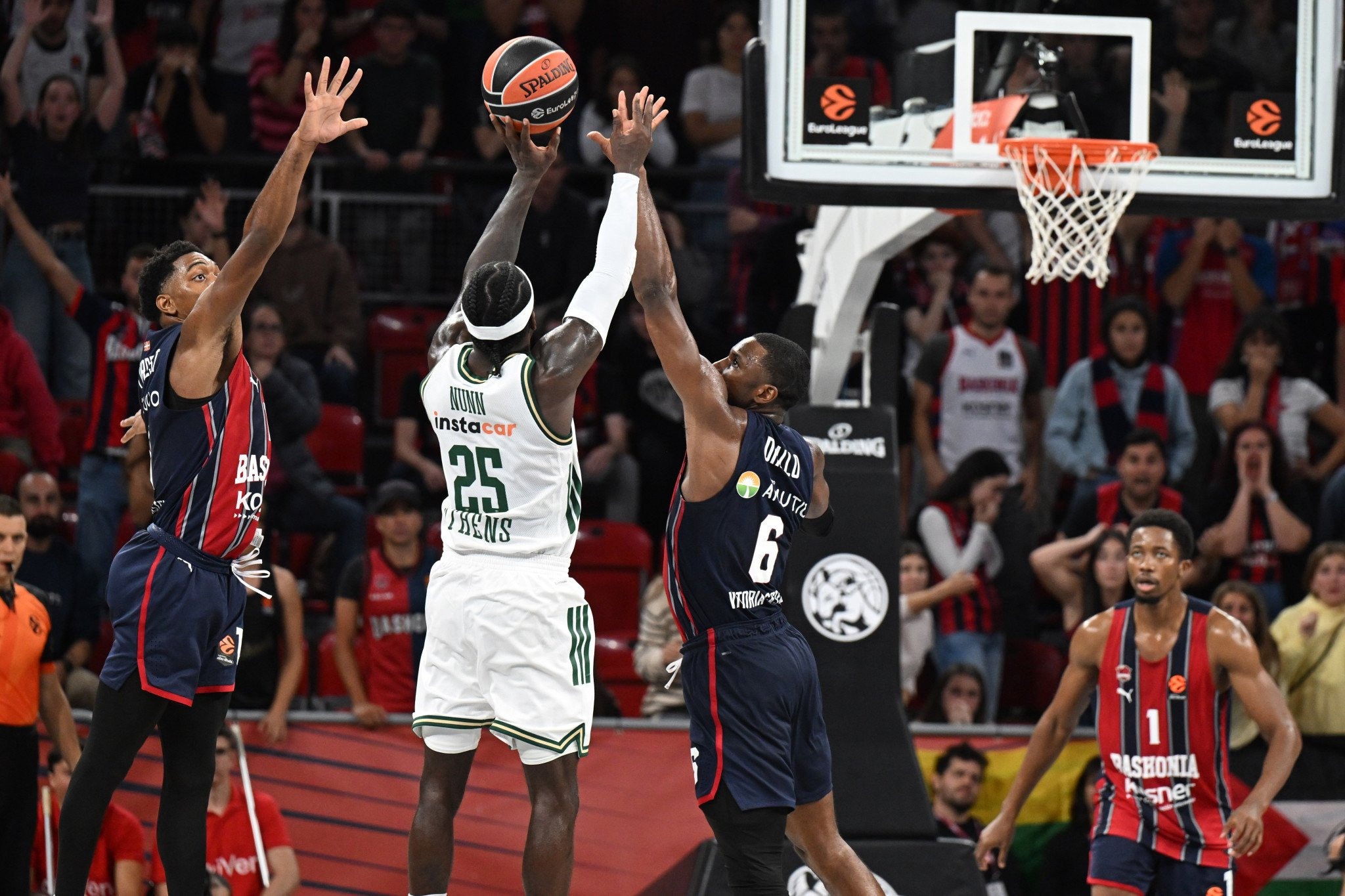 Η καλαθάρα του Ναν που «ξέρανε» τη Μπασκόνια μέσα στη Βιτόρια (video)