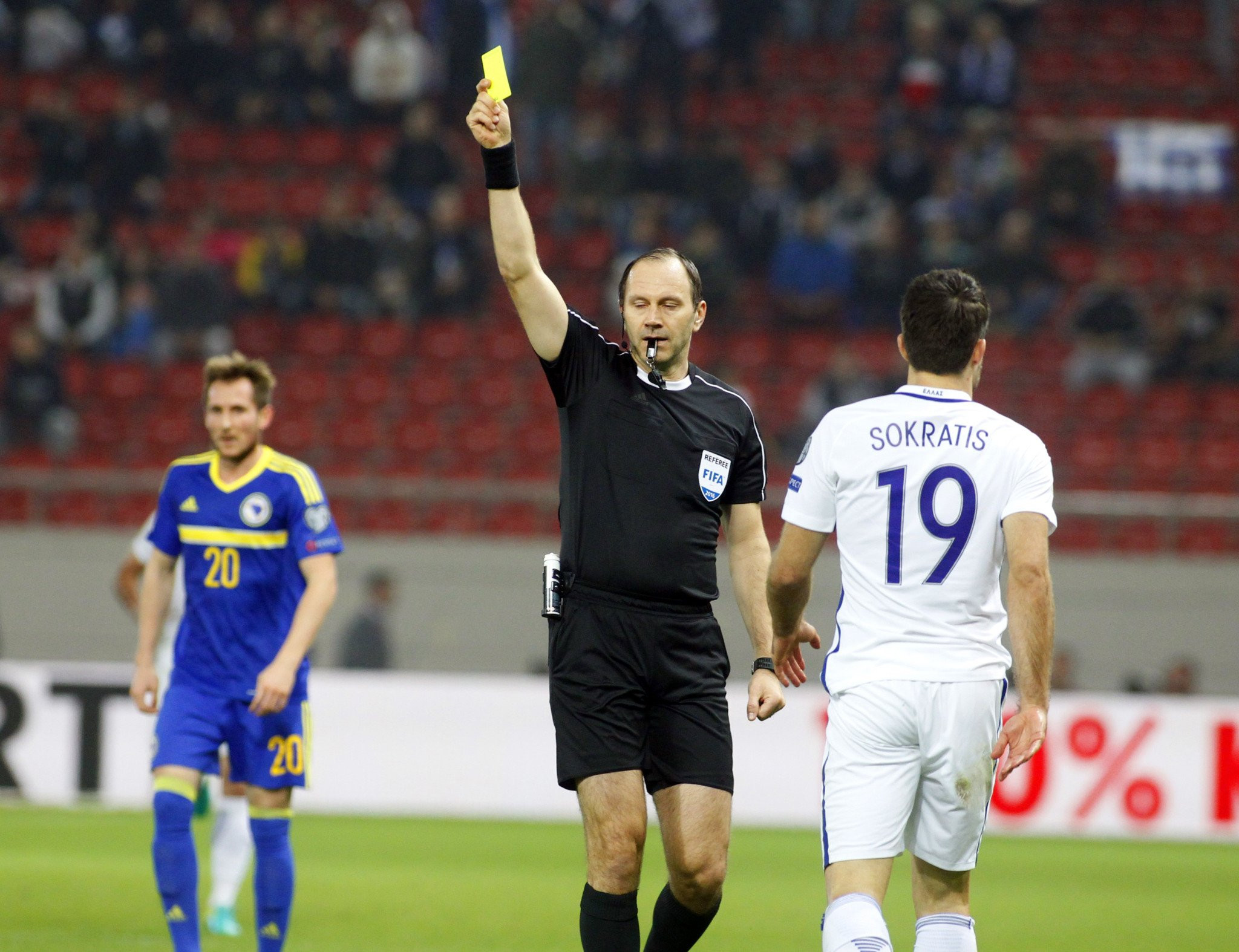 Πρώην διαιτητής αποκαλύπτει τα μυστικά της UEFA: «Καθεστώς φόβου, γυμνές επιθεωρήσεις και συνεχής έλεγχος»