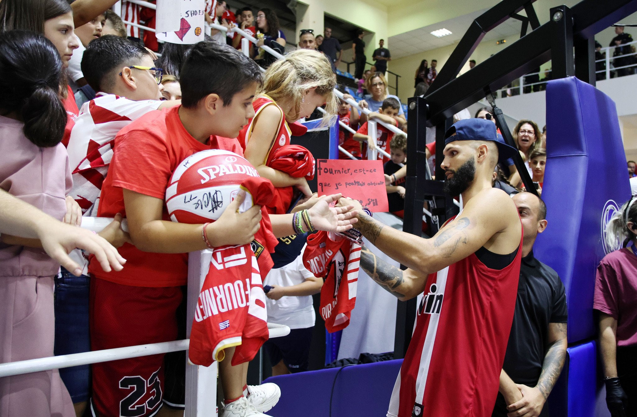«Τρέλα» στη Ρόδο για χάρη του Φουρνιέ, σειρές για ένα αυτόγραφό του - Το video του Athletiko