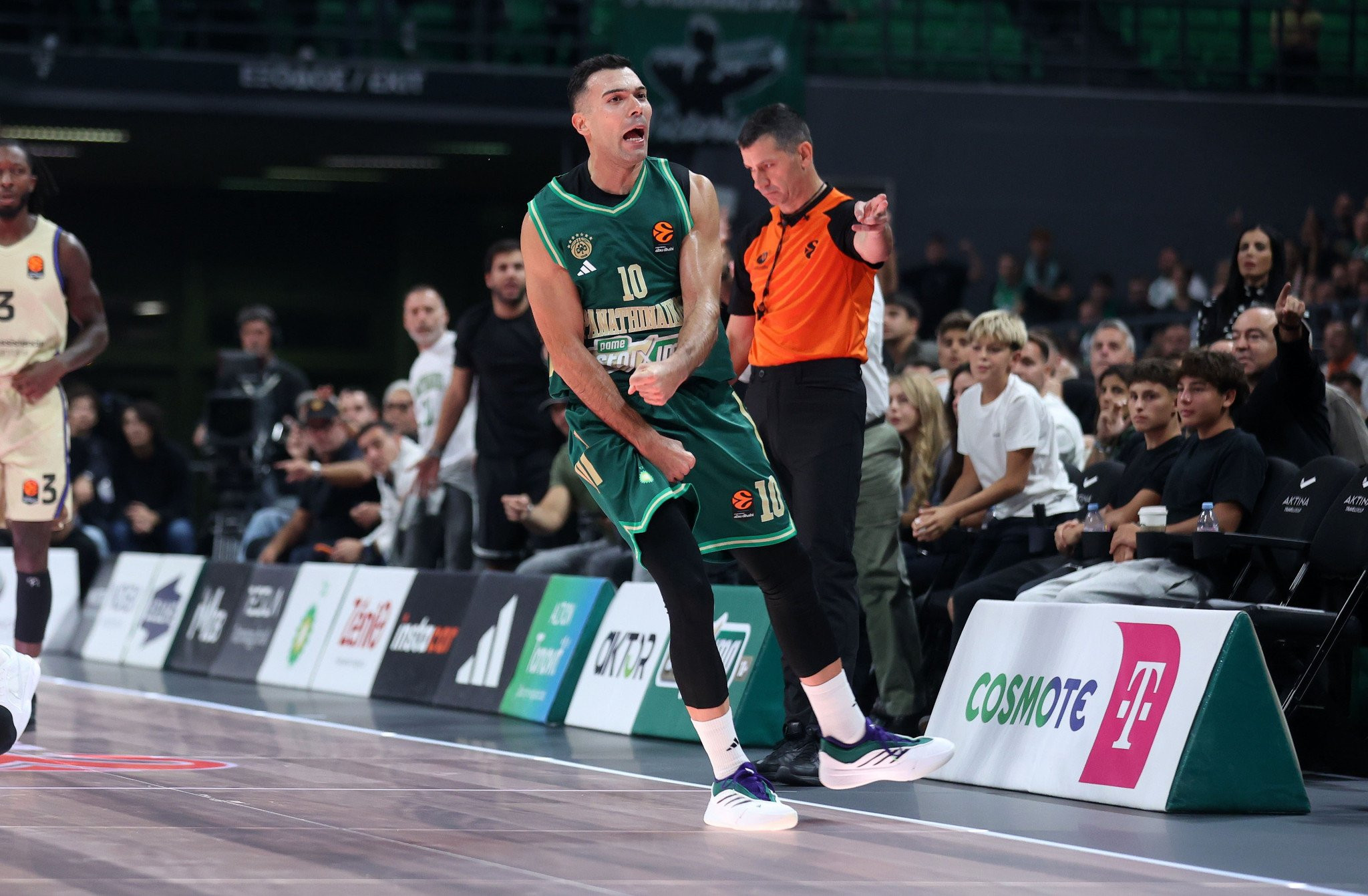 Με αυτοθυσία ο Σλούκας... βούτηξε στο glass-floor και ανάγκασε τον Σενγκέλια σε λάθος (video)