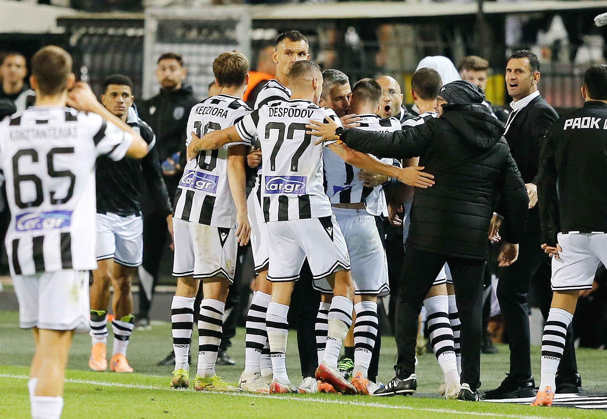Καρέ-καρέ οι πανηγυρισμοί των παικτών του ΠΑΟΚ, μετά την μεγάλη νίκη επί του Ολυμπιακού (photos)