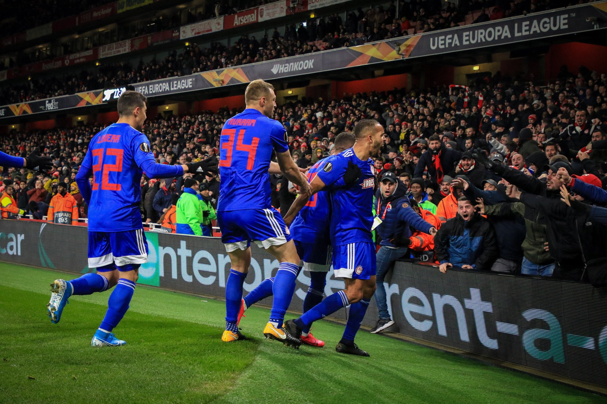 Από το «άγγιγμα» του Φινμπόγκασον στο θρυλικό γκολ του Ελ Αραμπί: Τα διπλά του Ολυμπιακού στο Emirates (videos)