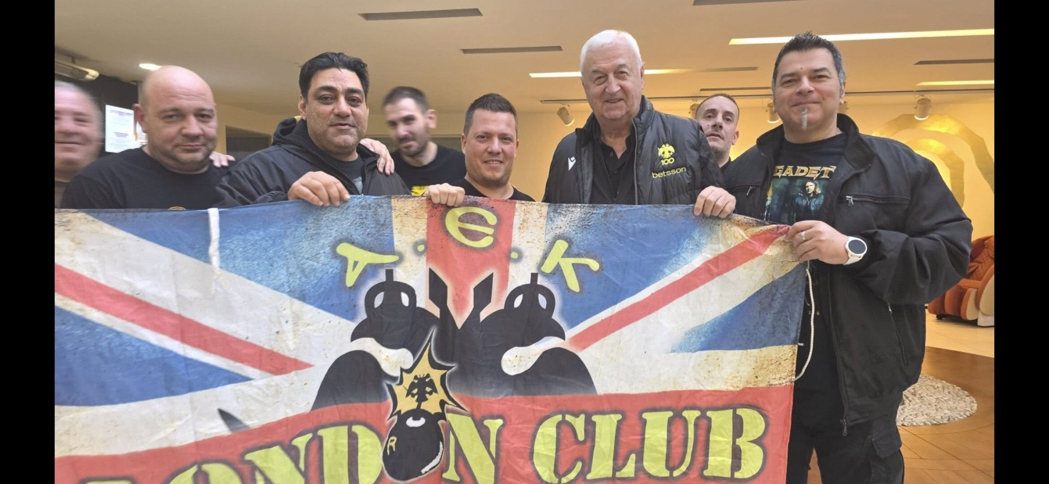 «Ντόπες» του κόσμου της ΑΕΚ στη Ρίγα