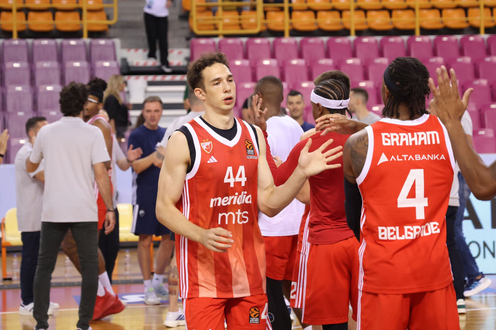 Κεκλεισμένων των θυρών η προπόνηση του Ερυθρού Αστέρα