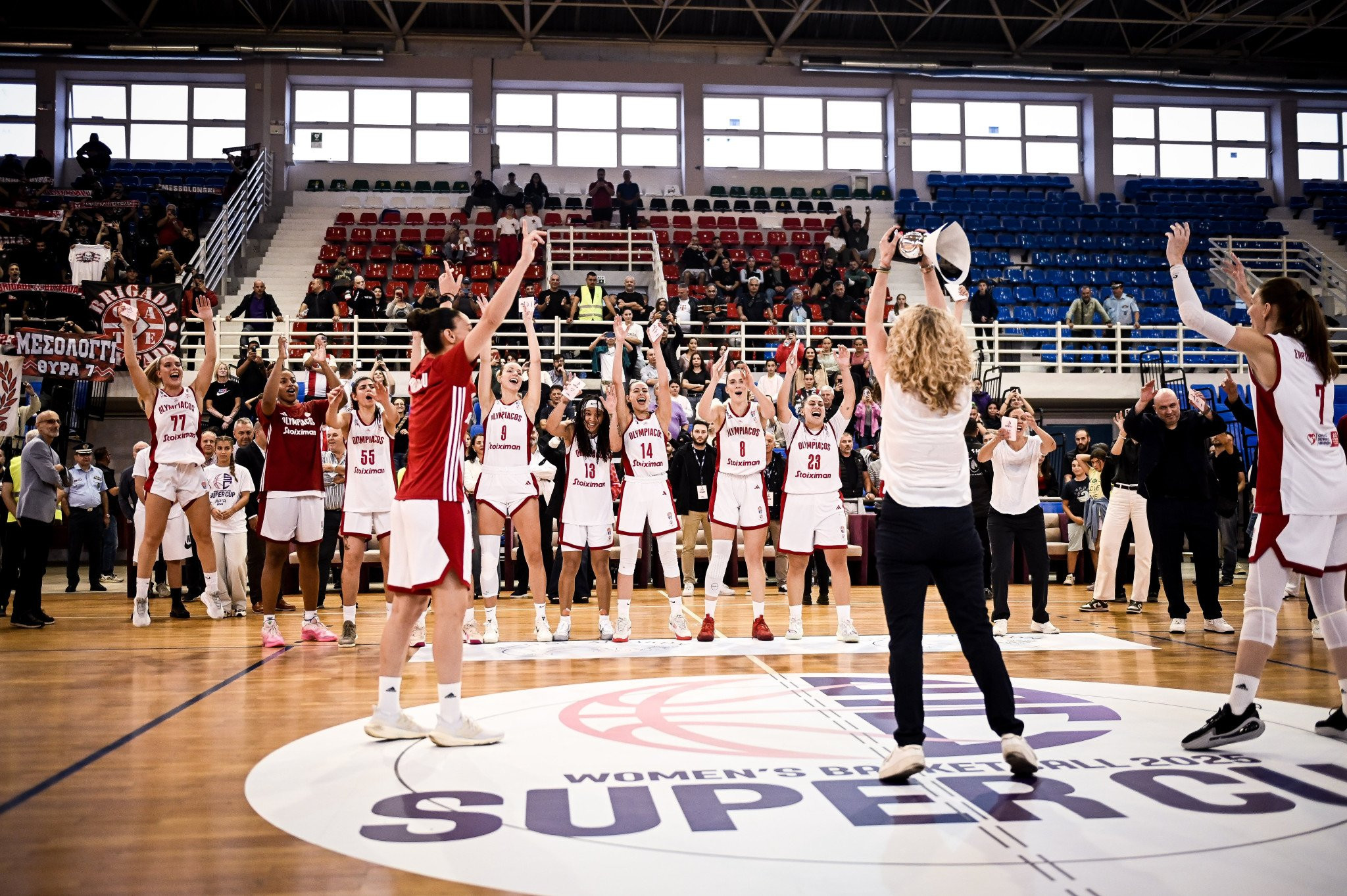 Η απονομή του Ολυμπιακού και το βραβείο MVP της Χριστινάκη στον τελικό του Super Cup Γυναικών (video)