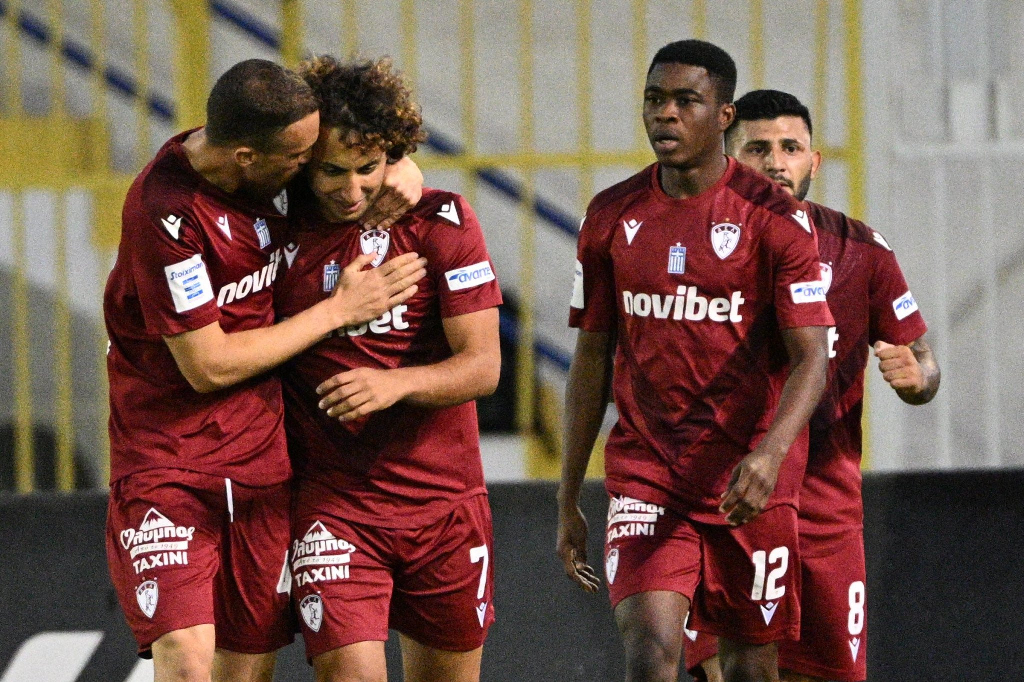 Όρθια η ΑΕΛ Novibet των 10 παικτών μέσα στο Περιστέρι