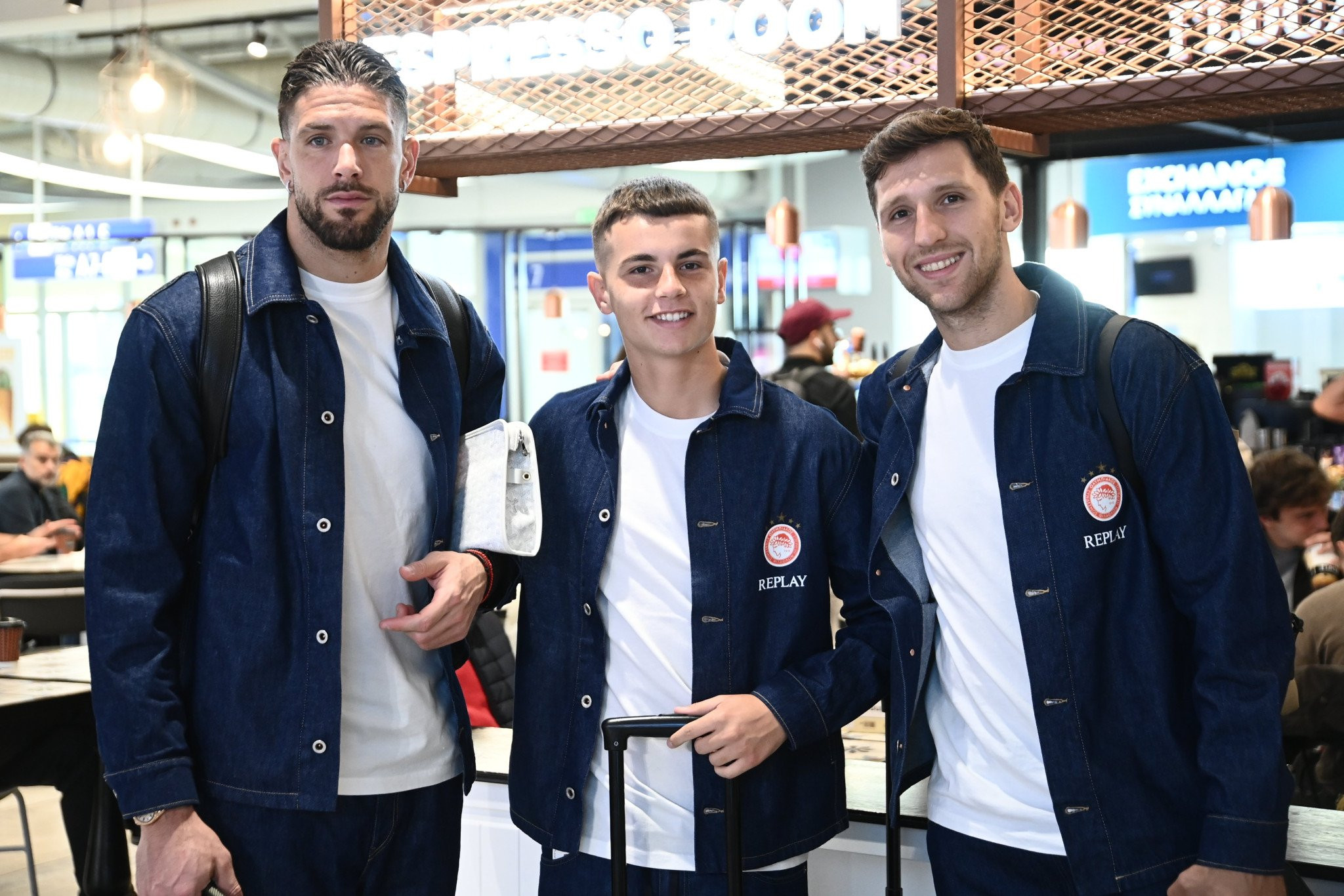 Ο Ολυμπιακός αναχώρησε για το Λονδίνο (photos)