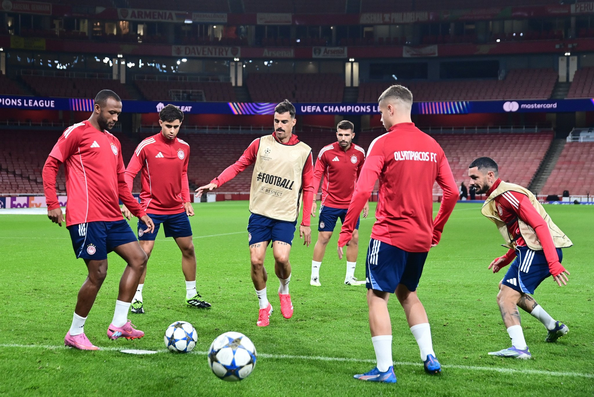 Αυτή είναι η φανέλα που θα φορέσει ο Ολυμπιακός κόντρα στην Άρσεναλ (photos)