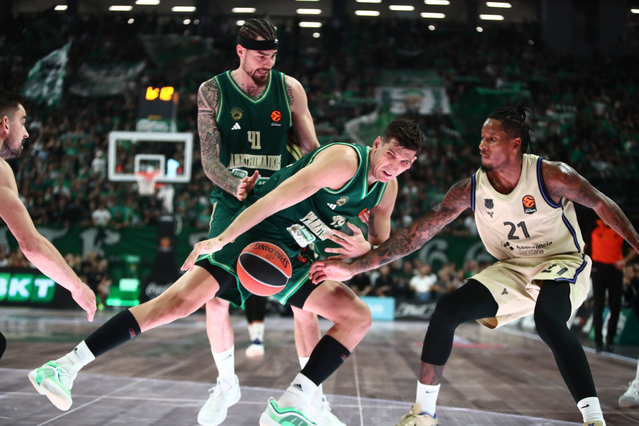 Ο Παναθηναϊκός... ψάχνεται και η Μπαρτσελόνα τον τιμώρησε με «καταιγίδα» από τρίποντα