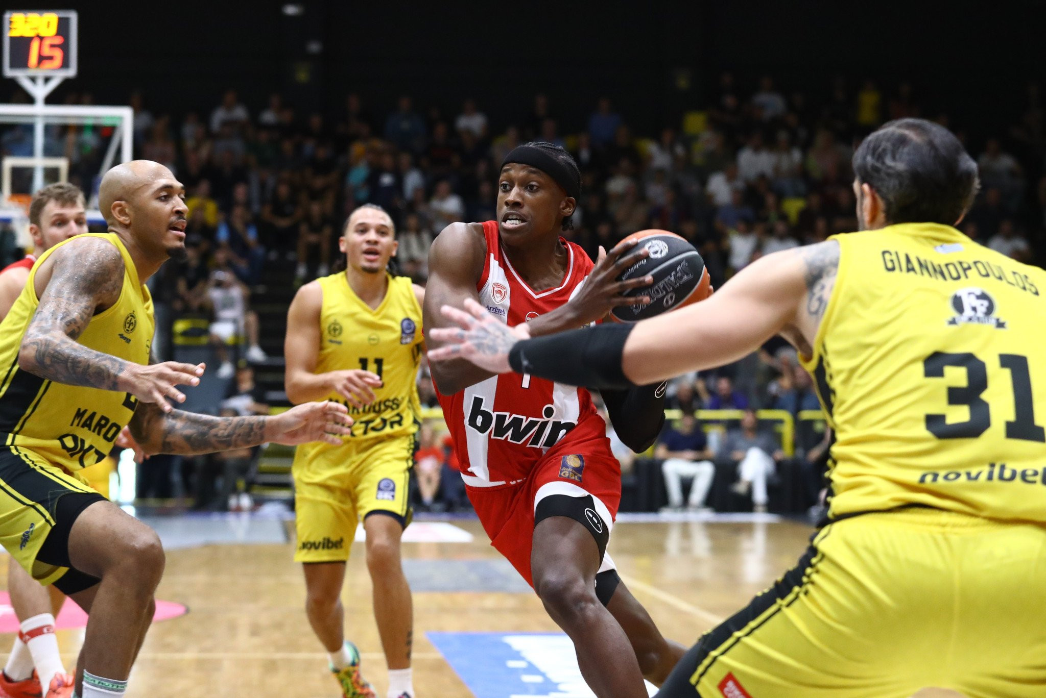 Το πρώτο καλάθι του Νιλικίνα με τη φανέλα του Ολυμπιακού (video)