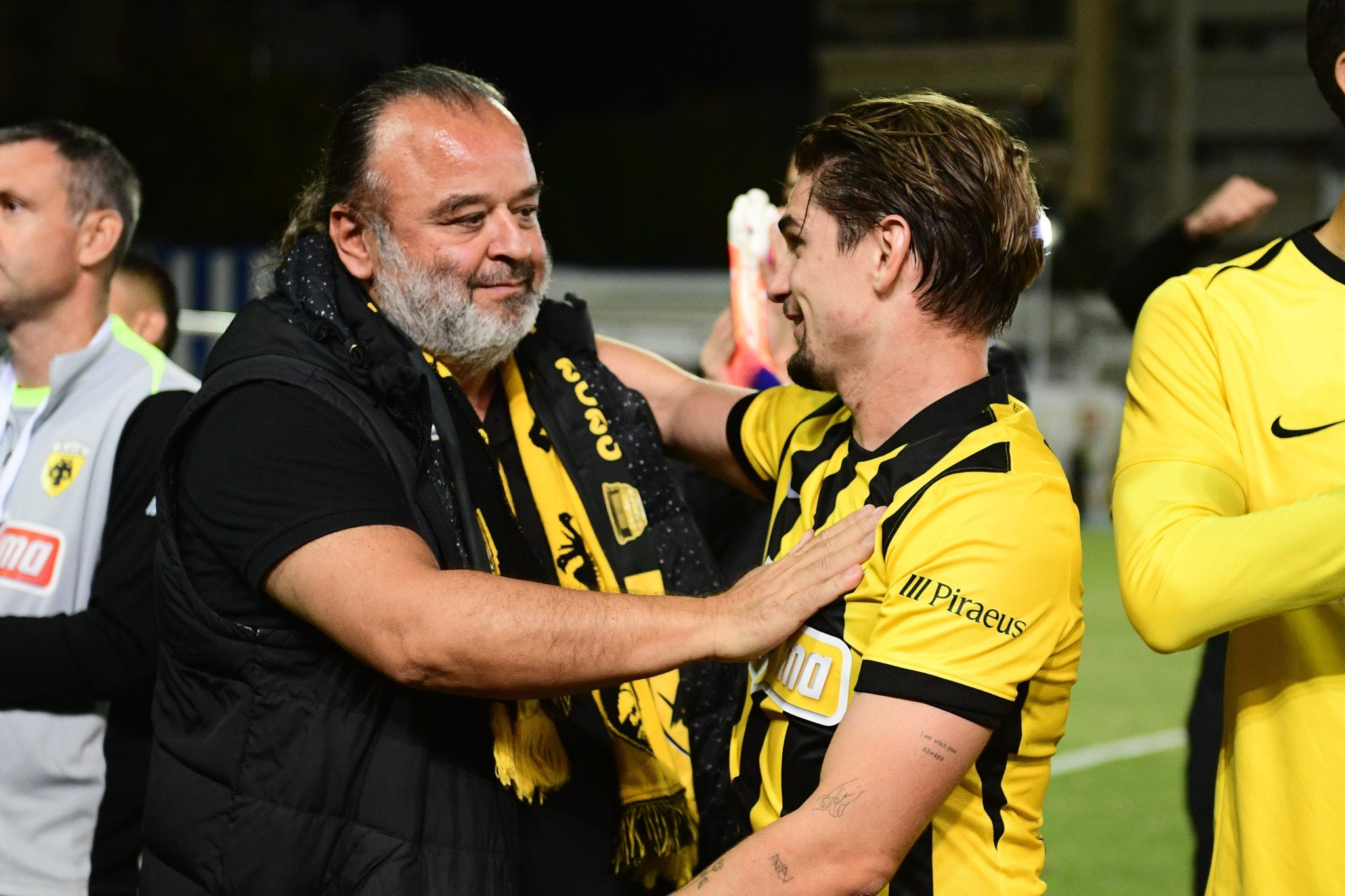 Ο Ηλιόπουλος κατέβηκε στον αγωνιστικό χώρο και συνεχάρη τους ποδοσφαιριστές της ΑΕΚ (photos)