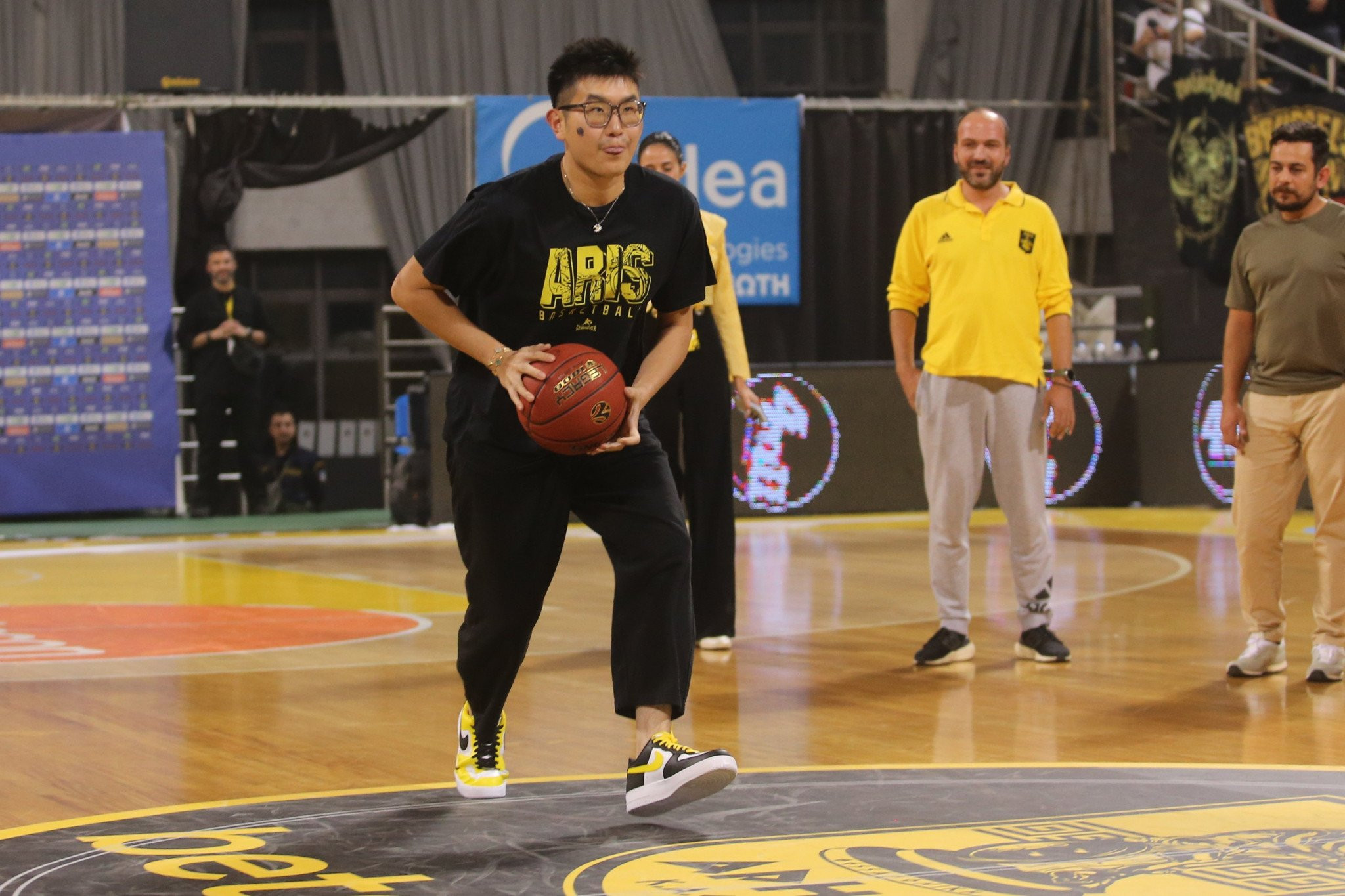 Ο Σιάο πήρε την μπάλα στα χέρια του και θέλησε να... βάλει τα γυαλιά στους παίκτες του Άρη (photo)