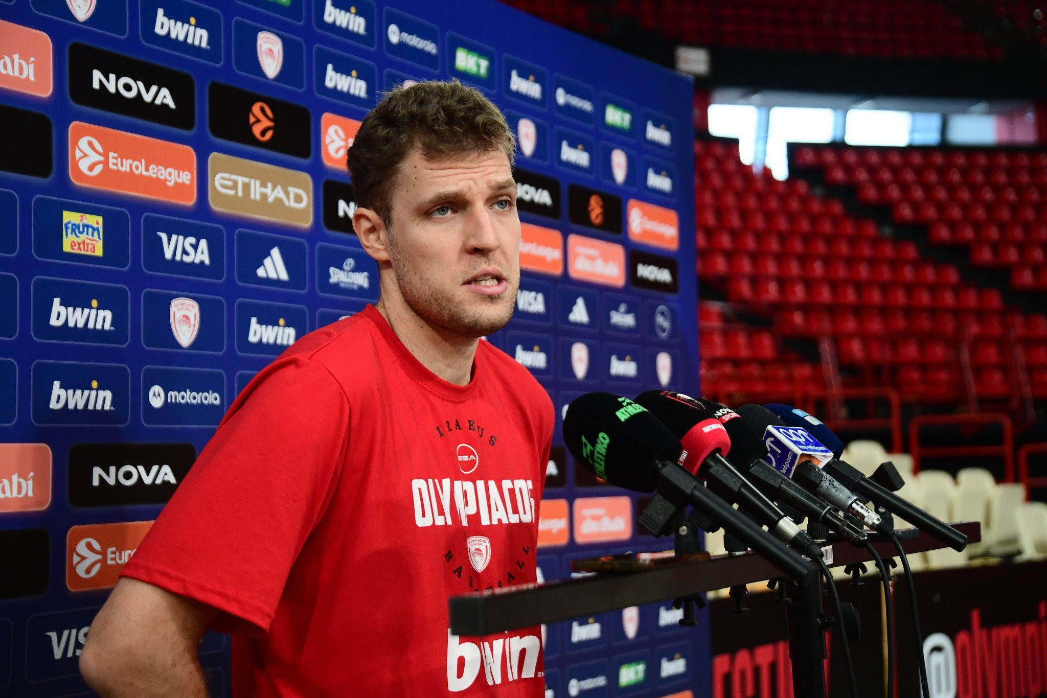 Βεζένκοφ: «Όλες οι ομάδες έχουν τραυματισμούς, η σεζόν είναι μαραθώνιος»