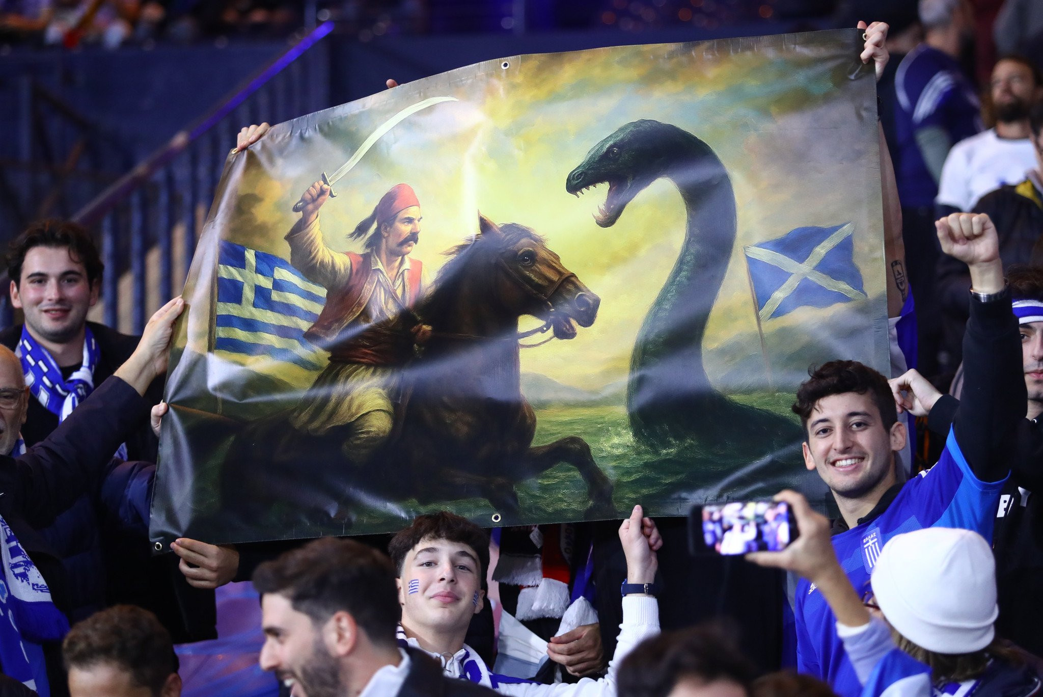 Το τρομερό πανό των Ελλήνων στην Σκωτία με τον Καραϊσκάκη απέναντι στο... τέρας του Λοκ Νες