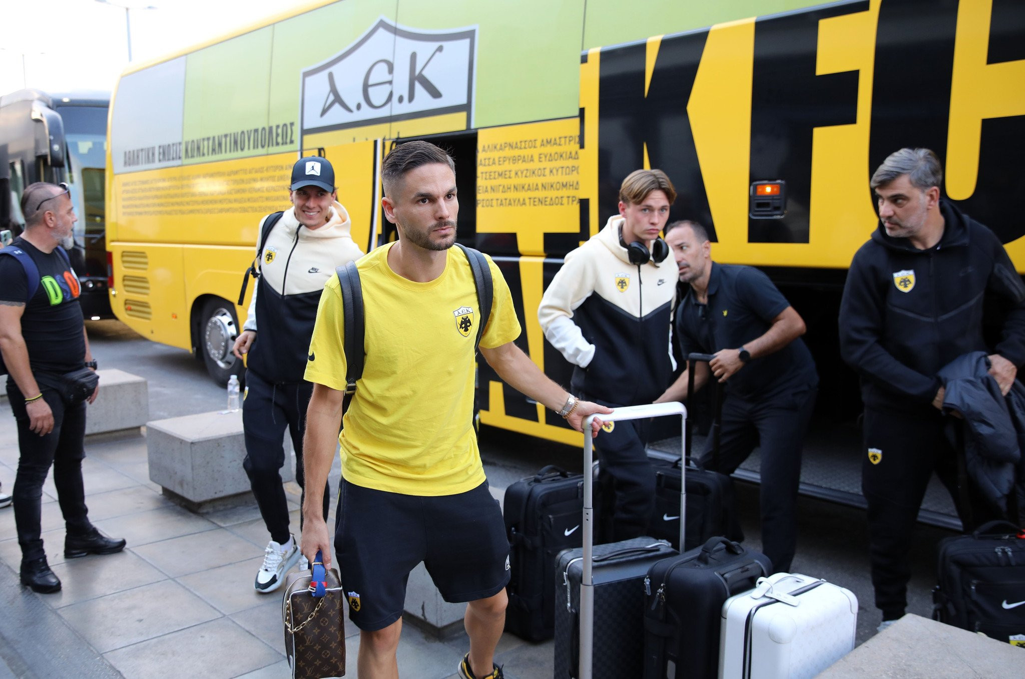 Η ΑΕΚ έφθασε πλήρης στη Σλοβενία με Γκατσίνοβιτς και Καλοσκάμη-Λιούμπιτσιτς (video)