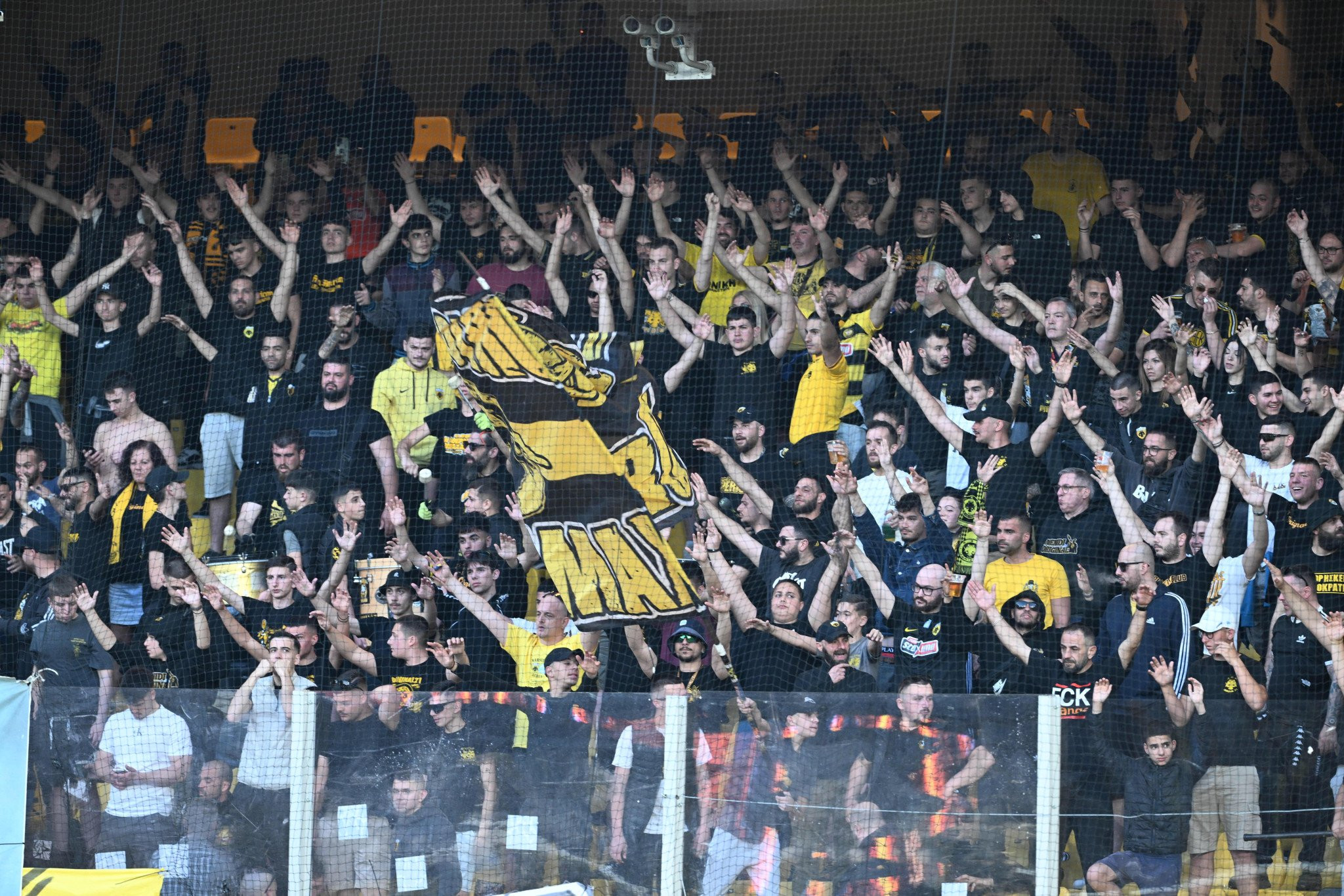 «Κιτρίνισε» το Τσέλιε - Πορεία των 1.800 οπαδών της ΑΕΚ προς το γήπεδο