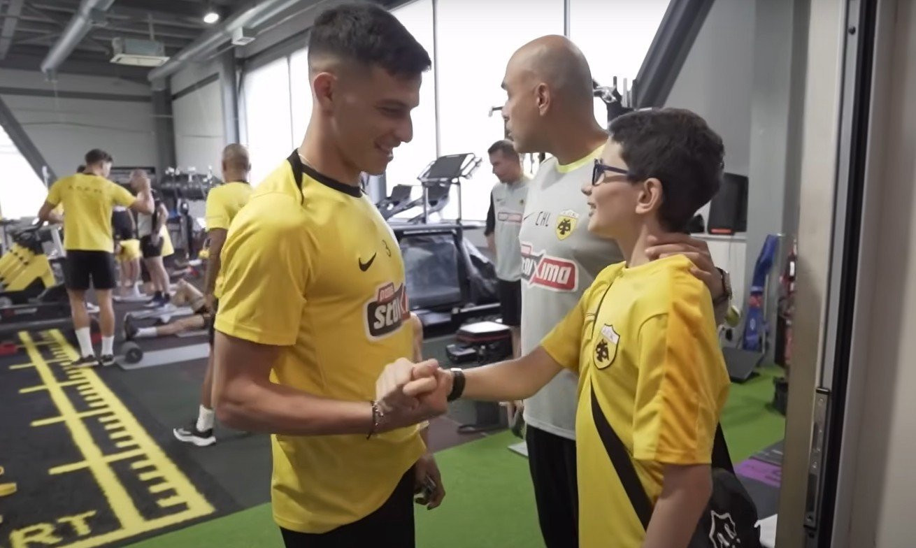 Η επίσκεψη του μικρού Μιχαήλ στο προπονητικό κέντρο της ΑΕΚ στα Σπάτα (video)