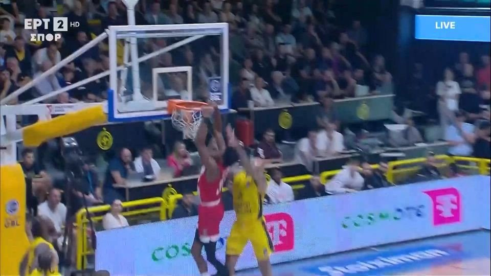 Τρομερό κάρφωμα του Κώστα Αντετοκούνμπο μετά από πάσα του Πίτερς (video)