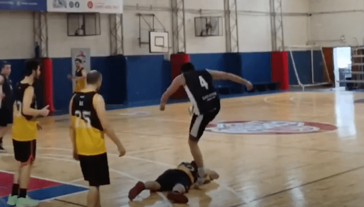 Σοκαριστικές εικόνες: Αθλητής ερασιτεχνικού πρωταθλήματος μπάσκετ ποδοπάτησε αντίπαλό του (video)