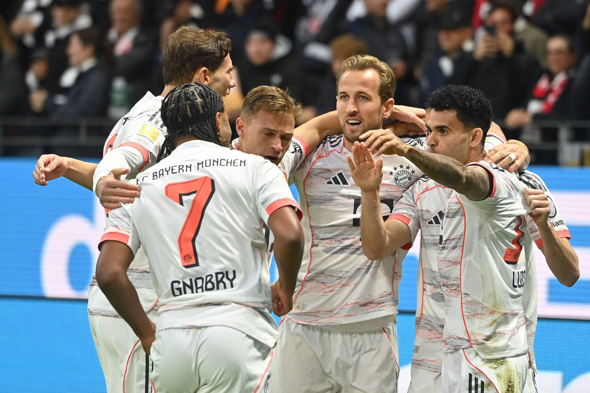 Η Μπάγερν νίκησε εύκολα την Άιντραχτ και έκανε το έξι στα έξι