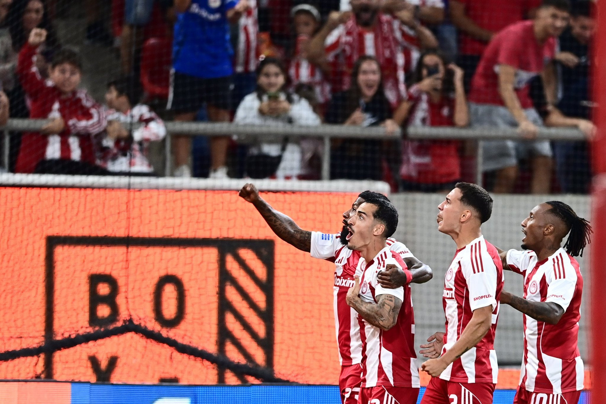 Ο Ολυμπιακός ανεβάζει τις πιθανότητες τίτλου και ο ΠΑΟΚ υποχωρεί μετά το στραβοπάτημα στην Τρίπολη