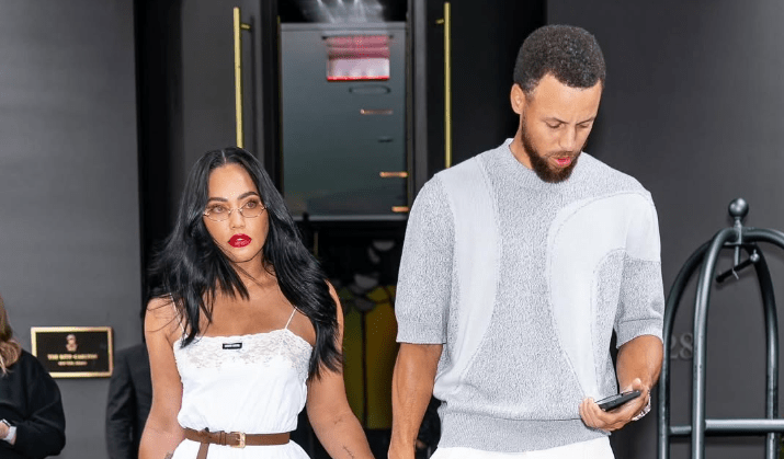 «Χώρισέ την και βάλε την στη θέση της»: Οι φανς του Κάρι τα... έχουν με την σύζυγό του