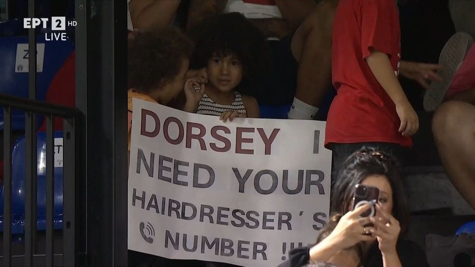 Πιτσιρίκι φαν του Ντόρσεϊ κάνει πλάκα για την αφάνα: «Πες μου το τηλέφωνο του κομμωτή σου» (video)