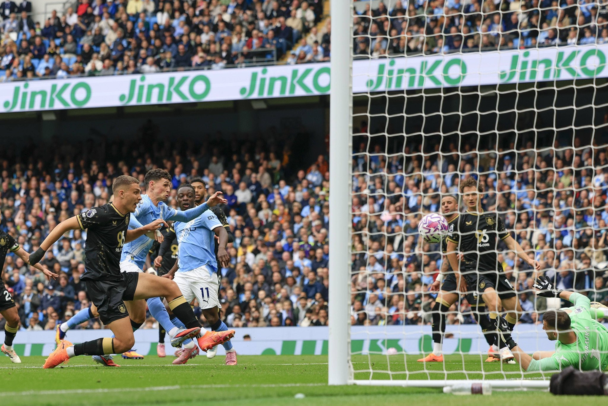 Με δύο αυτογκόλ σε ένα παιχνίδι, ο Εστίβ έκανε αρνητικό ρεκόρ στην Premier League (photo)