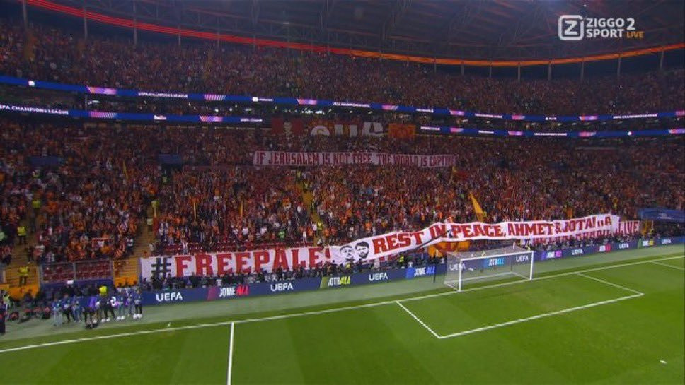 «Αφήστε τα μωρά να ζήσουν» - Οπαδοί της Γαλατασαράι σήκωσαν πανό για τη γενοκτονία στη Γάζα (video)