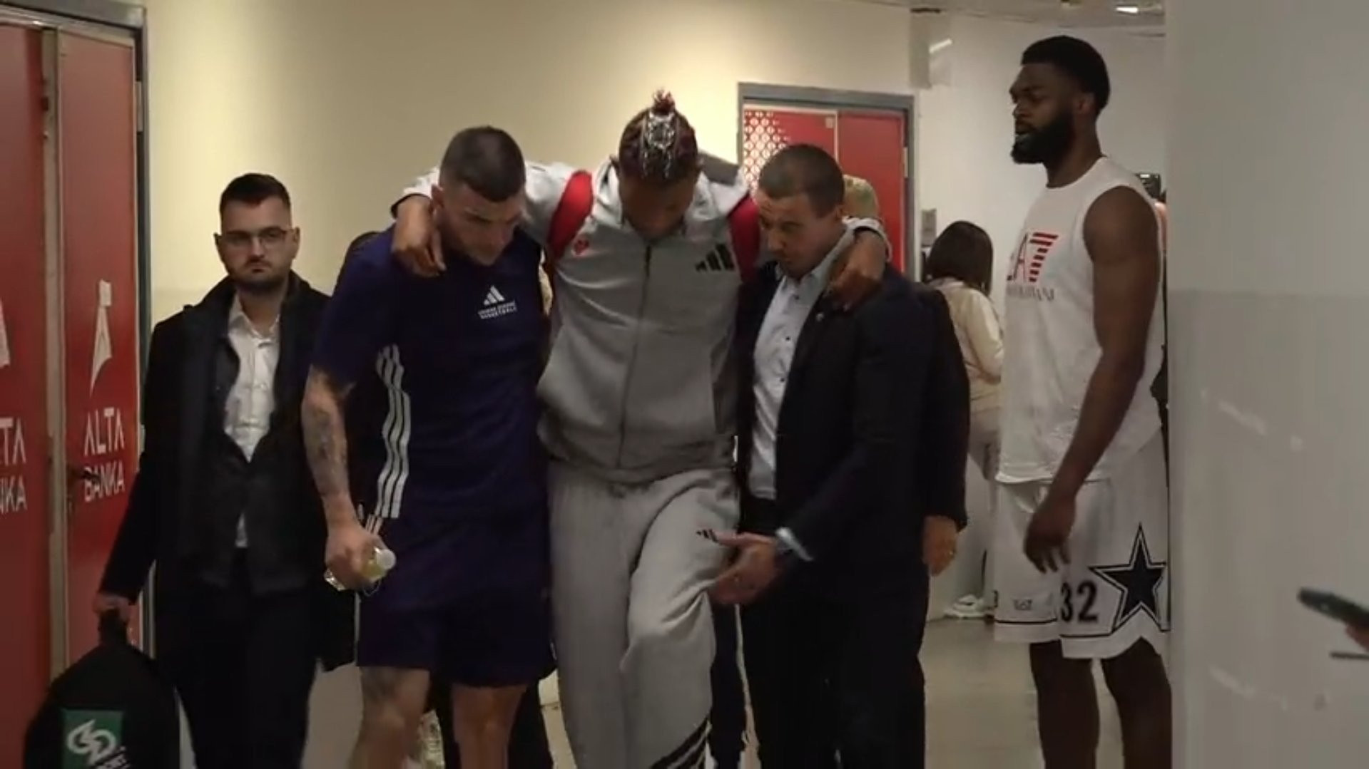 Νέο σοκ στον Ερυθρό Αστέρα - Ο Ριβέρο αποχώρησε από το γήπεδο κουτσαίνοντας (video)