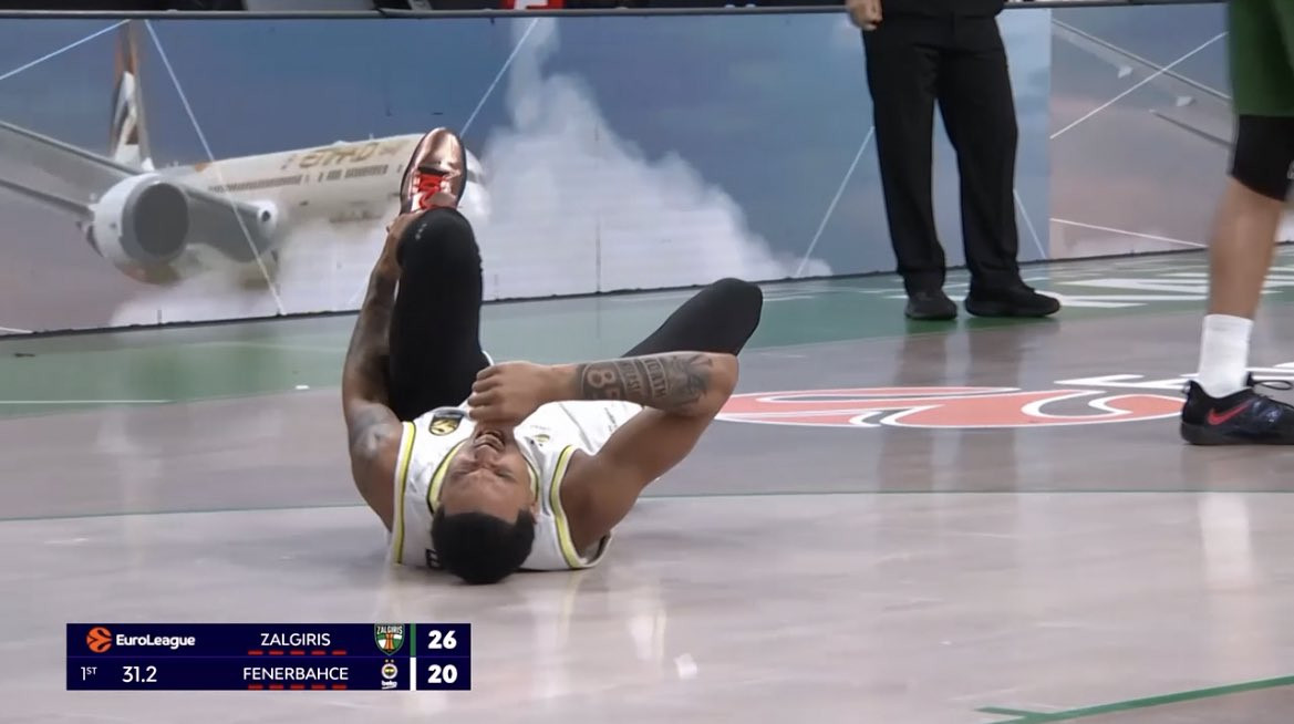 Απίστευτη ατυχία: Ο Μπόστον συγκρούστηκε με συμπαίκτη του και γύρισε τον αστράγαλό του (video)