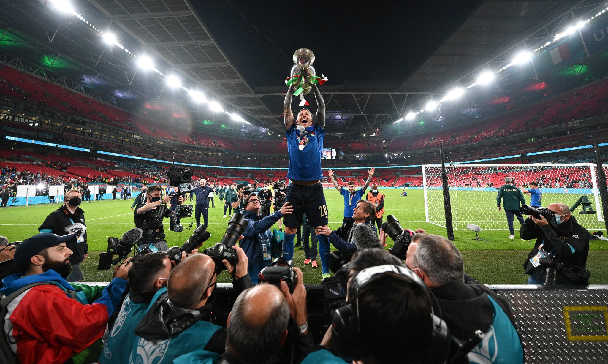 Σταρ του ποδοσφαίρου ξεσπά: «Ναι! Φοράω φούστα, είμαι ομοφυλόφιλος, υπάρχει πρόβλημα;»