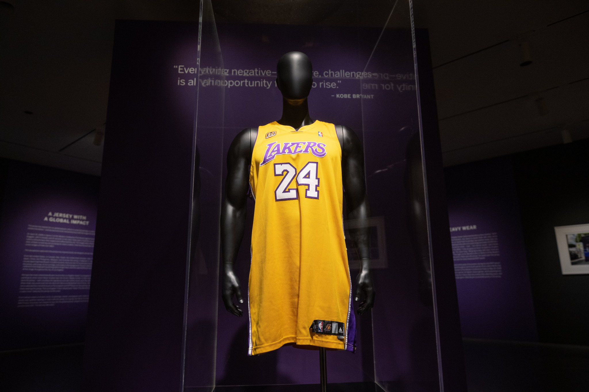 Φανέλα του Κόμπι πωλήθηκε για 890 χιλιάδες δολάρια - Η λίστα με τις πολυτιμότερες όλων των εποχών