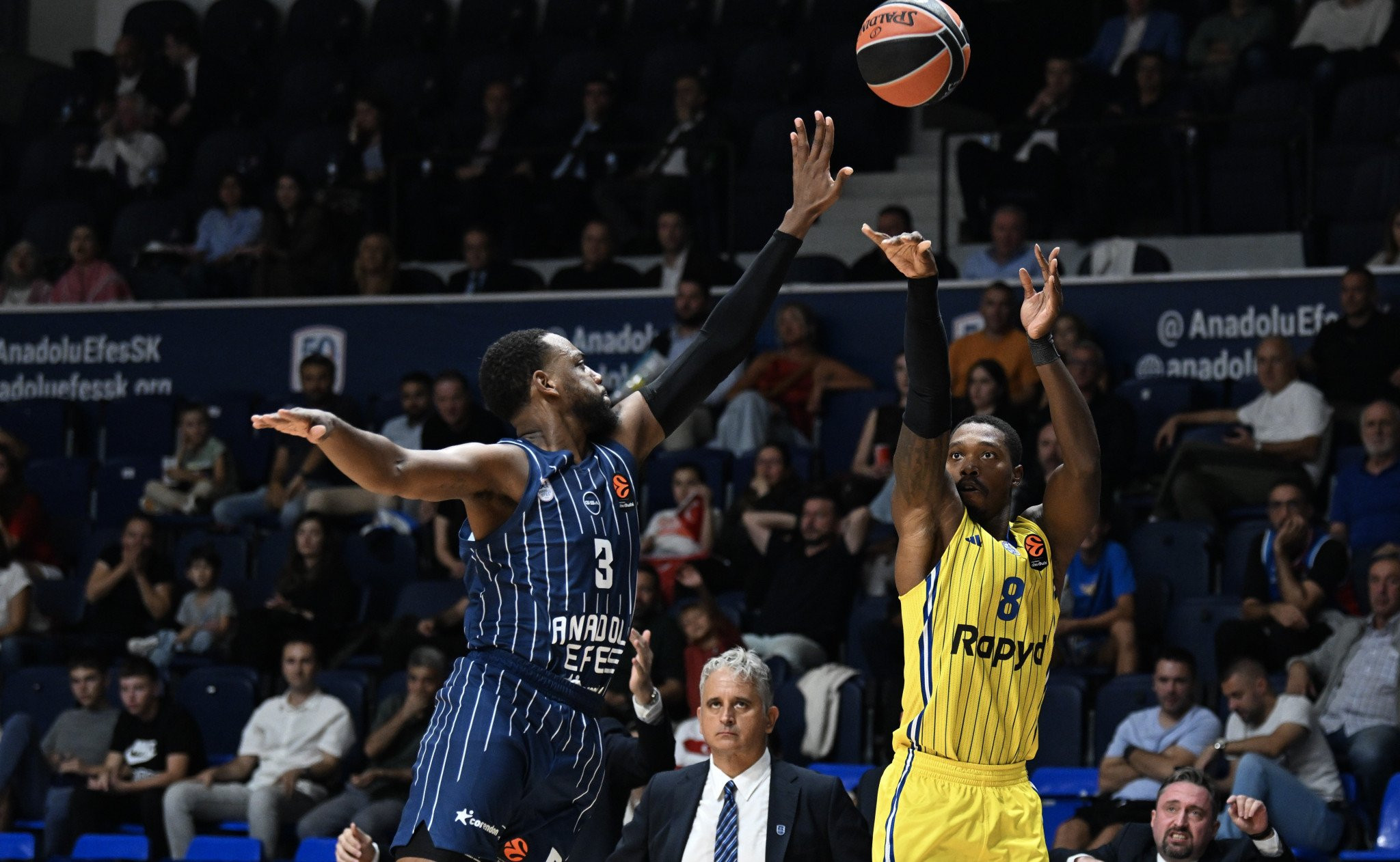 Ανησυχία στη Μακάμπι για τον Λόνι Γουόκερ - Χτύπησε πέφτοντας πάνω στον προπονητή της Εφες