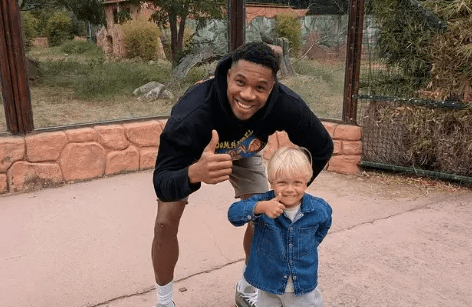 Ο μικρός... MVP της οικογένειας Κουζμίνσκας ξετρελάθηκε με τον Γιάννη Αντετοκούνμπο