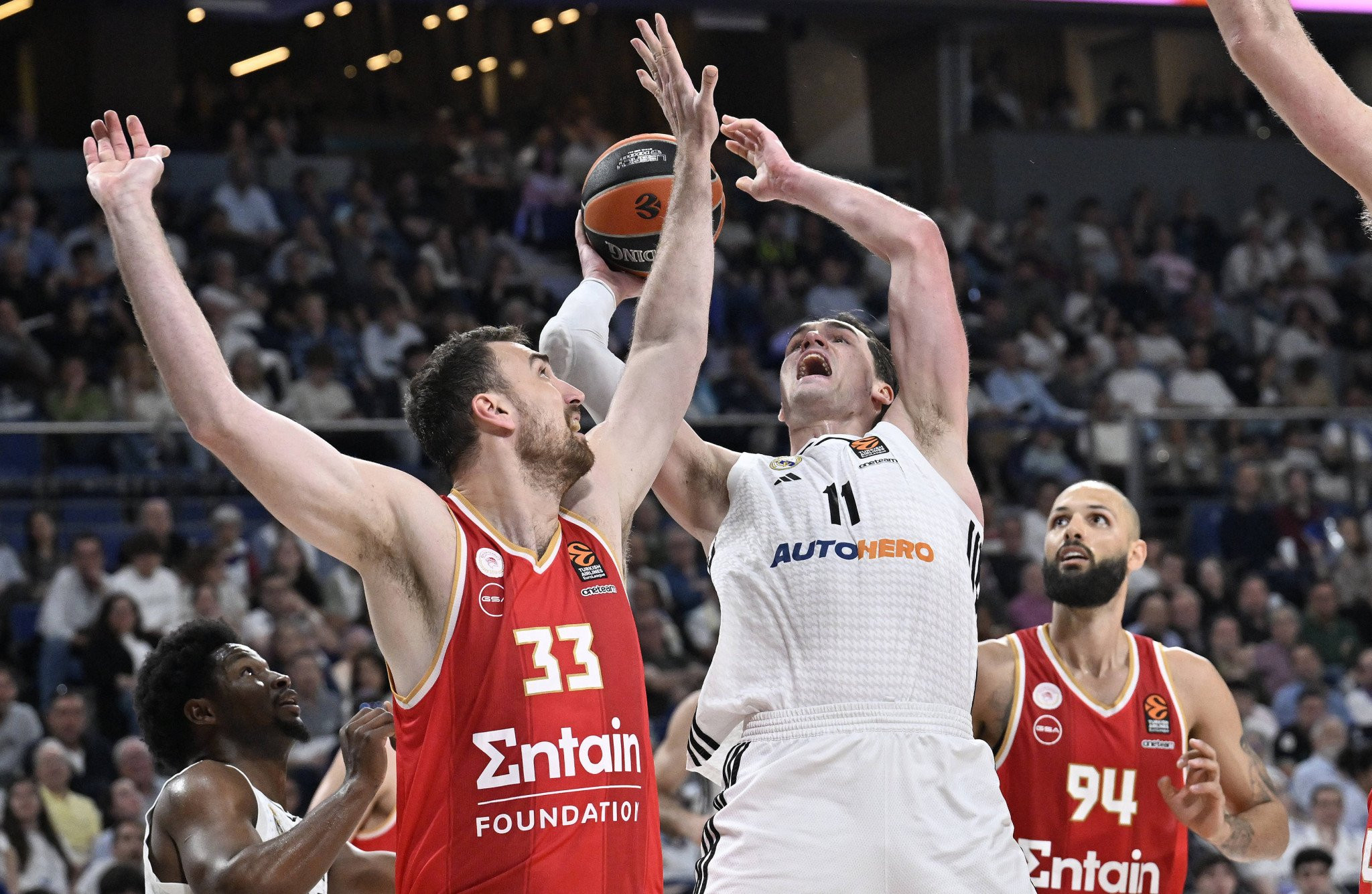 Αντίθετες πορείες: Ο Ολυμπιακός έχει καταφέρει όλα όσα απέτυχε να πράξει η Ρεάλ