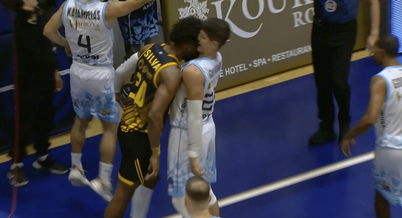 Ένταση στo Κολοσσός-ΑΕΚ: Ο Σίλβα κουτούλησε τον Γκαλβανίνι και αποβλήθηκε (video)