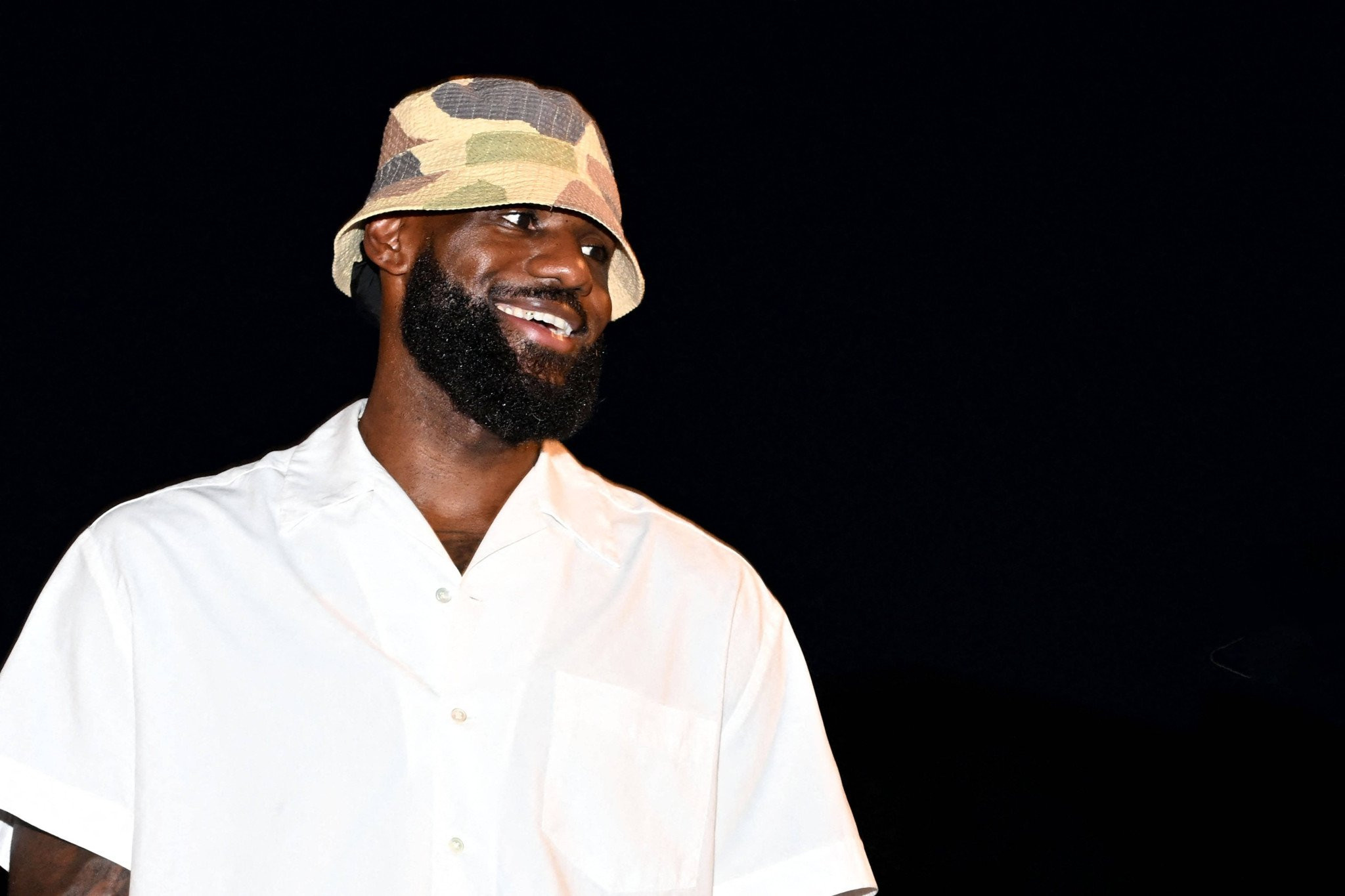 Ο ΛεΜπρόν έπαιξε (μαζί μας) και... κέρδισε ή έχασε; Οι θαυμαστές του εξοργίζονται, οι τσέπες του γεμίζουν