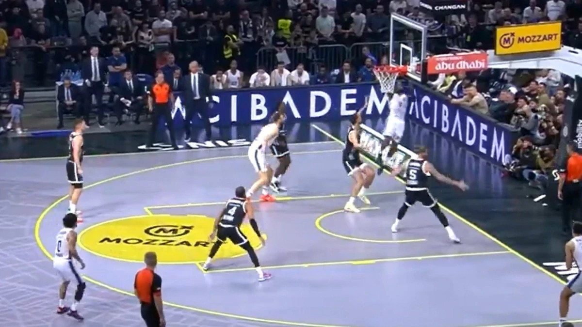 Ο Λόιντ βγήκε εκτός παρκέ και έβαλε το καλάθι της χρονιάς (video)