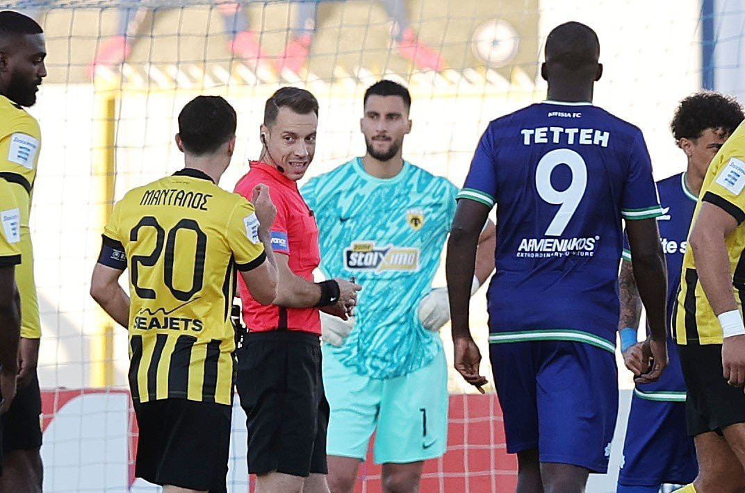 Η ατάκα του Μάνταλου στον διαιτητή: «Είναι αγκωνιά το απλωμένο χέρι»;