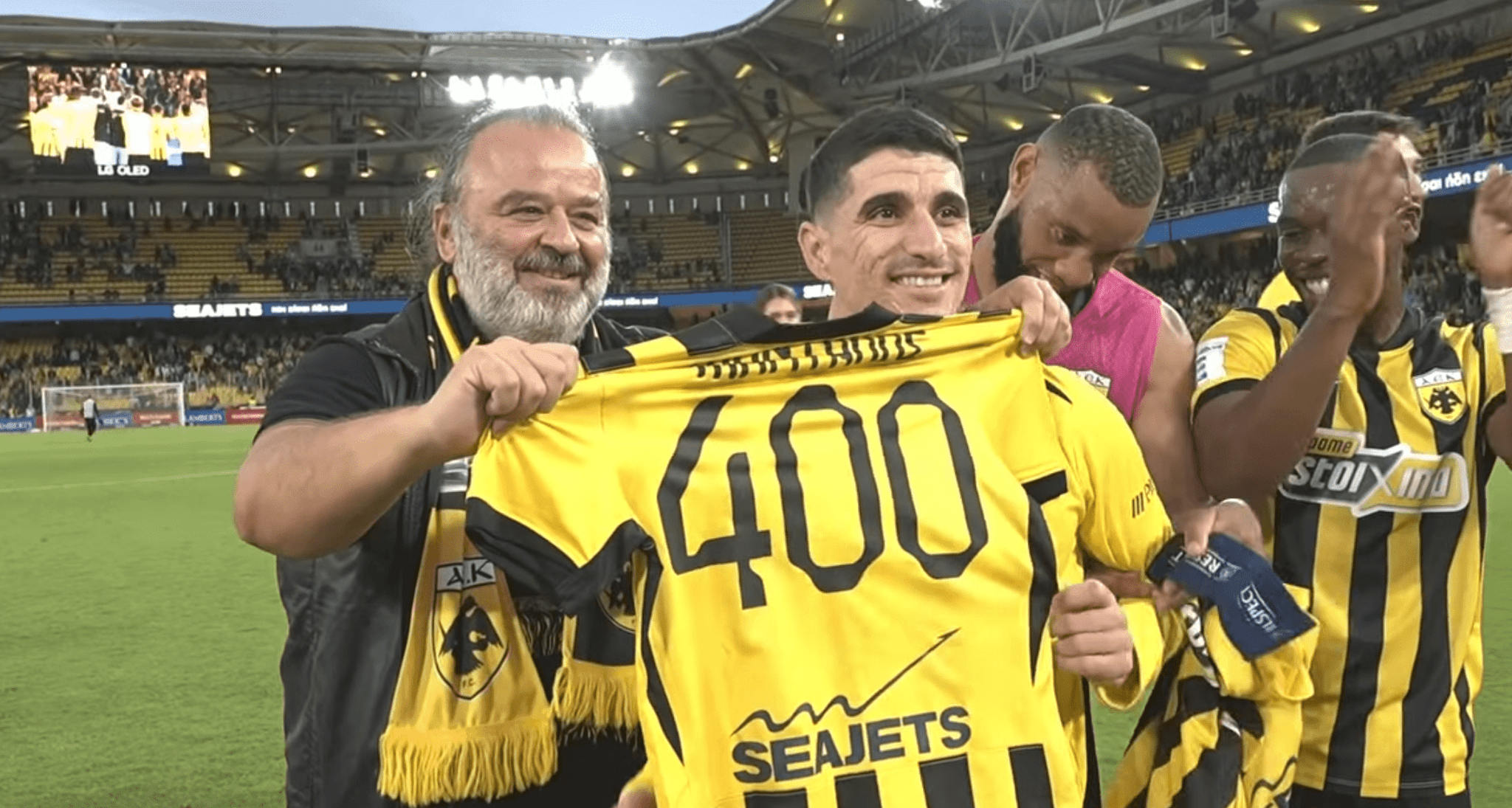 Η στιγμή που ο Μάριος Ηλιόπουλος δίνει τη φανέλα με το «400» στον Μάνταλο (video)