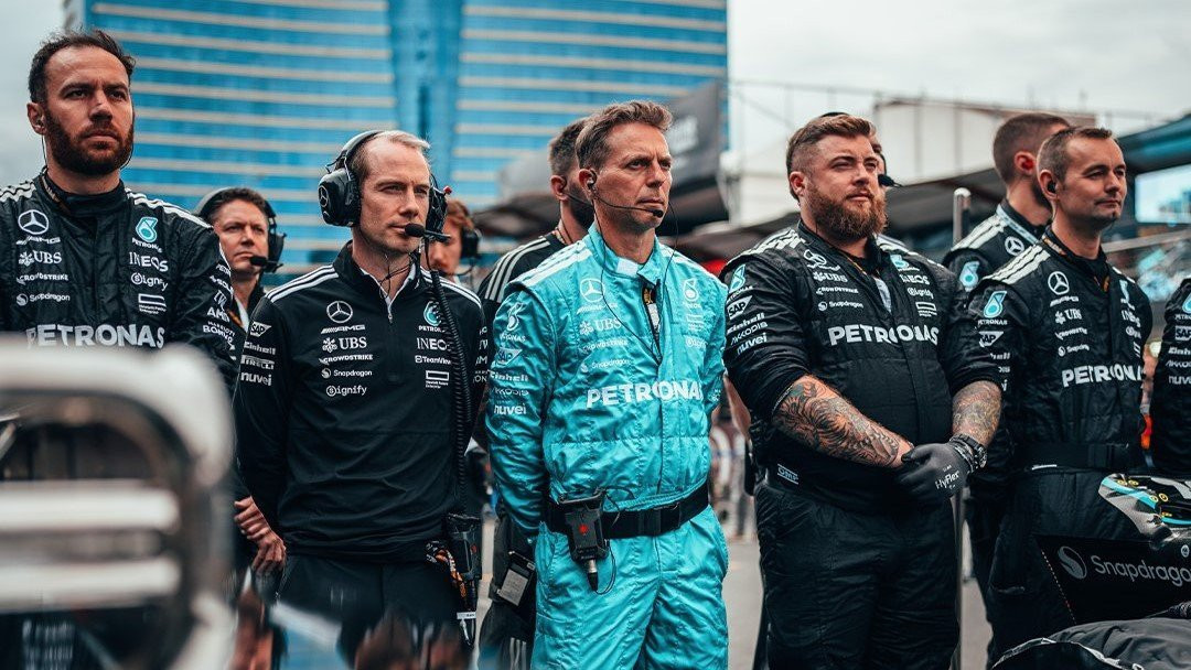 Απίστευτο: Μηχανικοί της Mercedes παρακολουθούσαν αγώνα ποδοσφαίρου την ώρα του GP στη Σιγκαπούρη! (video)