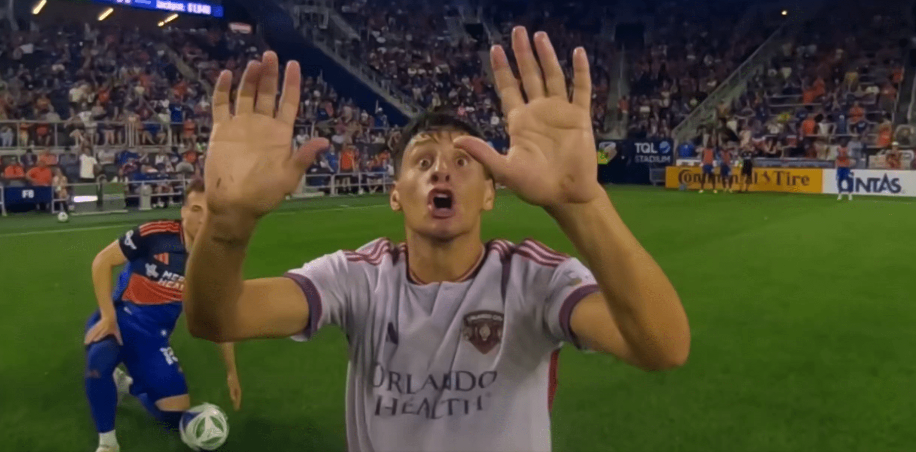 Απίστευτη διαμαρτυρία: Ποδοσφαιριστής παρακαλεί διαιτητή γονατιστός για να μην πάρει κίτρινη κάρτα (video)