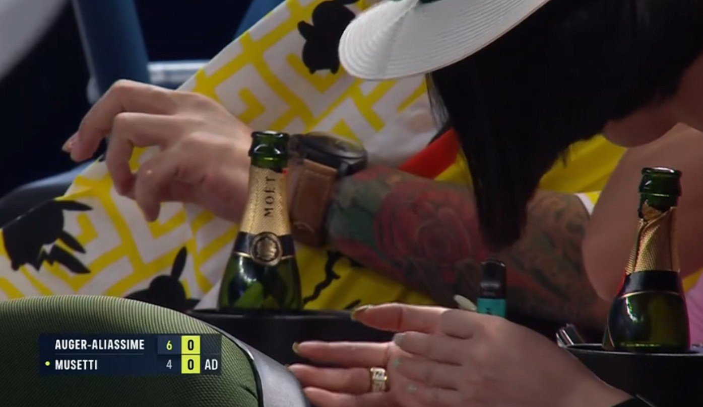 Δεν υπάρχει κατάλληλη στιγμή: Θεατής άνοιξε μπουκάλι σαμπάνιας στο τουρνουά της Σαγκάης (photo)