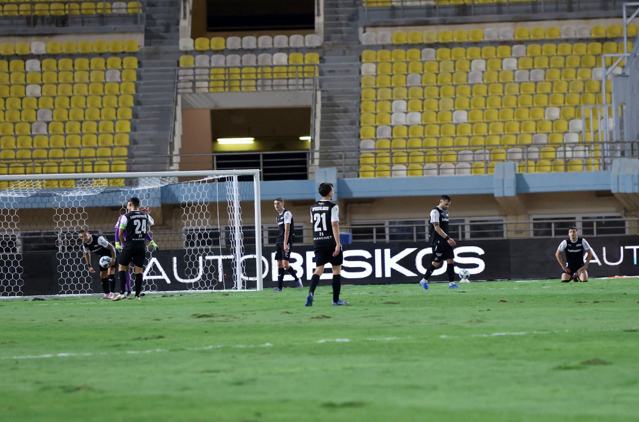 Αποδοκιμασίες και γιούχα σε Ράσταβατς και παίκτες του ΟΦΗ