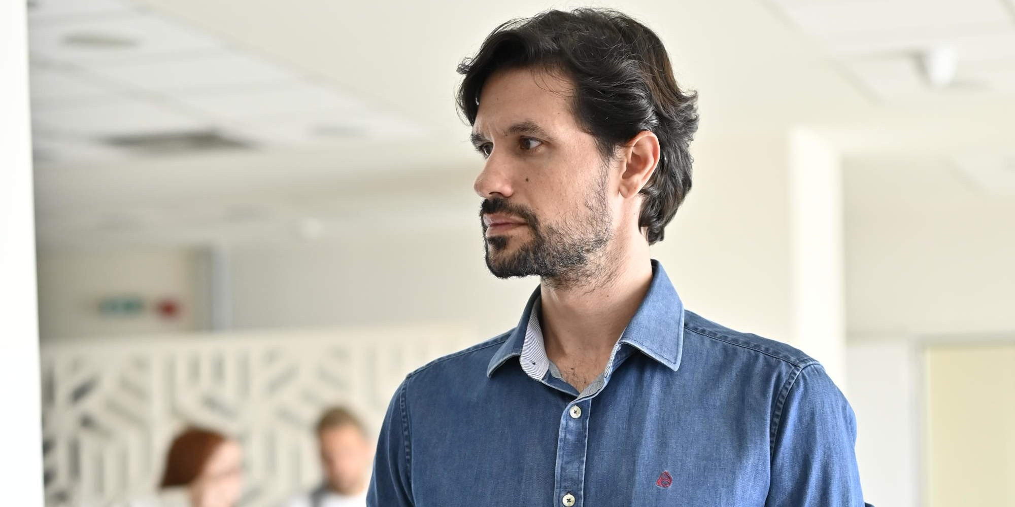 Ο Ορφέας Αυγουστίδης «κλέβει» την παράσταση με ατάκες... ΑΕΚ σε νέα σειρά (video)