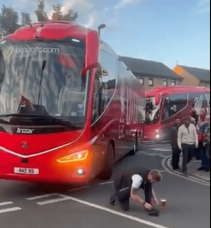 Απίστευτο σκηνικό: Οπαδός της Πάλας μπλόκαρε το πούλμαν της Λίβερπουλ για να δέσει τα κορδόνια του (video)