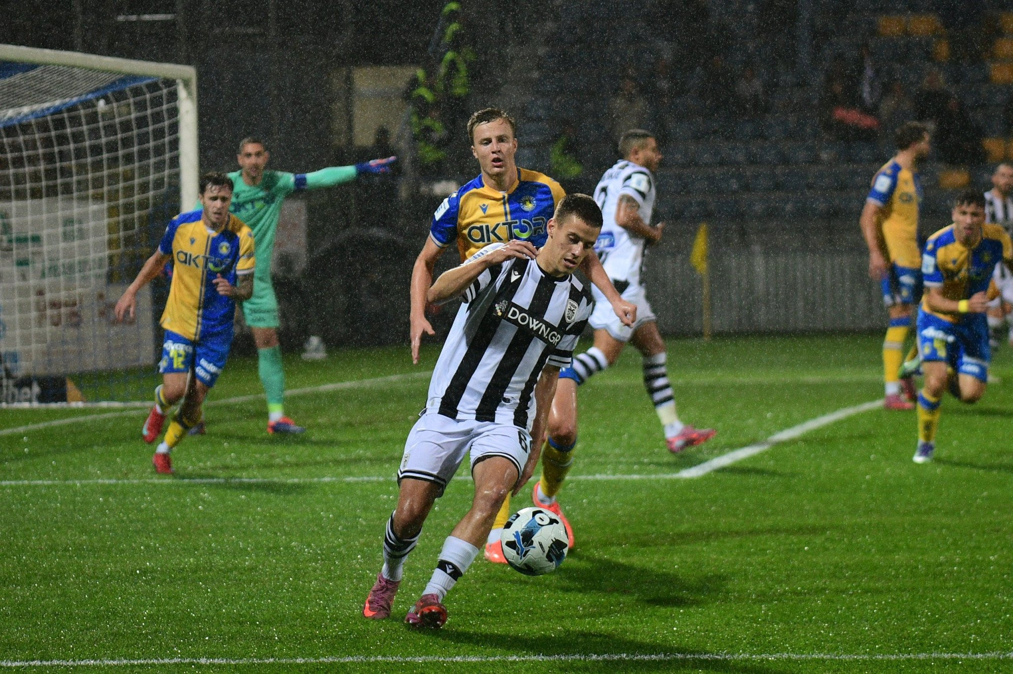 Άλλαξε ο Μανωλιός κι έβαλε τα ρούχα του αλλιώς